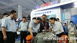中原农谷第二届振动机械产业博览会盛大开幕，新乡市长魏建平亲临高服展区指导工作