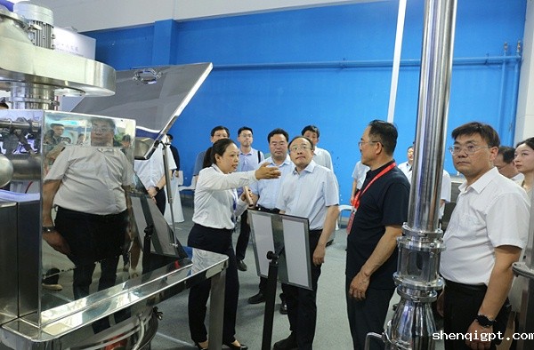 中原农谷第二届振动机械产业博览会盛大开幕，新乡市长魏建平亲临高服展区指导工作